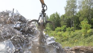 Rotobec scrap grapple magnetizing a large amount of scrap material.
