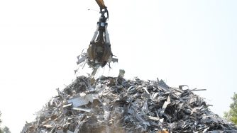 Mag grapple grabbing scrap metal with its four grapples.
