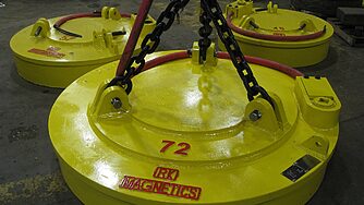 A yellow scrap magnet with welded certified alloy chains
