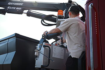 Elite Load N' Go Operator Position