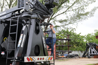 operator accessing the elite f&r loader